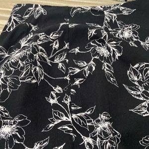 White House Pencil skirt Size 6 in excellent condition. Black and white floral